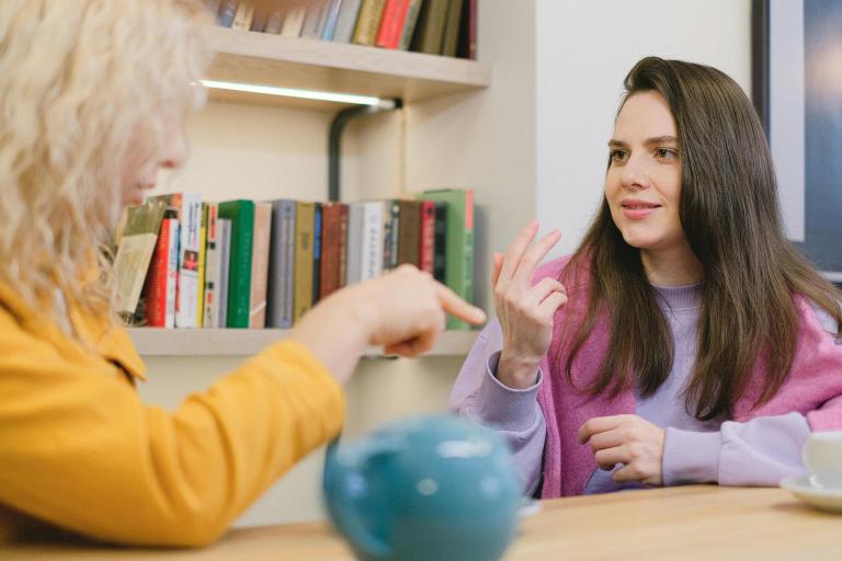 Intérprete profesional de Lengua de Señas Colombiana